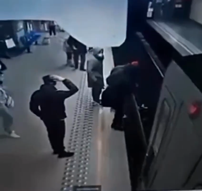 Мужчина толкнул под поезд. Мужчина толкнул женщину в метро. Толкнул под поезд в метро. Женщина толкнула под поезд в метро. Мужчина столкнул парня в метро.